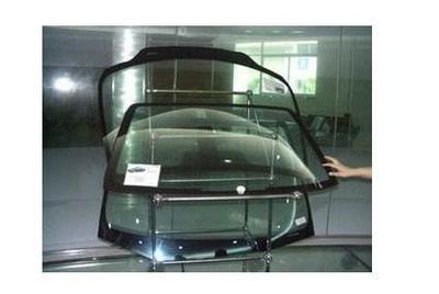 車玻璃上有個(gè)很嚴(yán)重的小裂縫嗎?玻璃要換嗎?