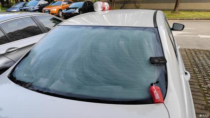 寒秋安全出行 汽車玻璃去油膜的重要性與方法